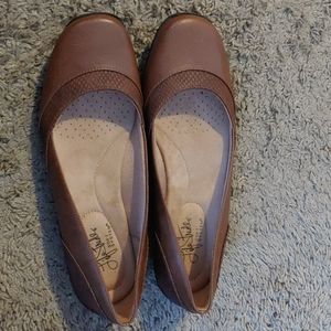 Women's flat shoes